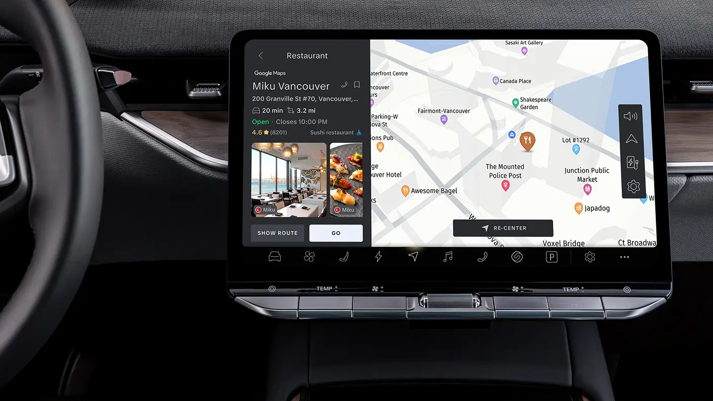Écran tactile de la voiture affichant la navigation Google Maps vers le restaurant Miku Vancouver, montrant un trajet de 3,2 mi et une carte du centre-ville de Vancouver.