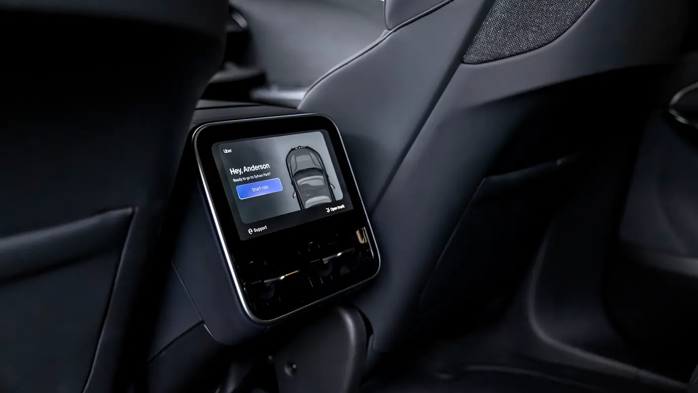 Uber-aanraakscherm gemonteerd in de achterstoel van een auto, met de begroeting "Hey Anderson" en de knop "START RIDE".